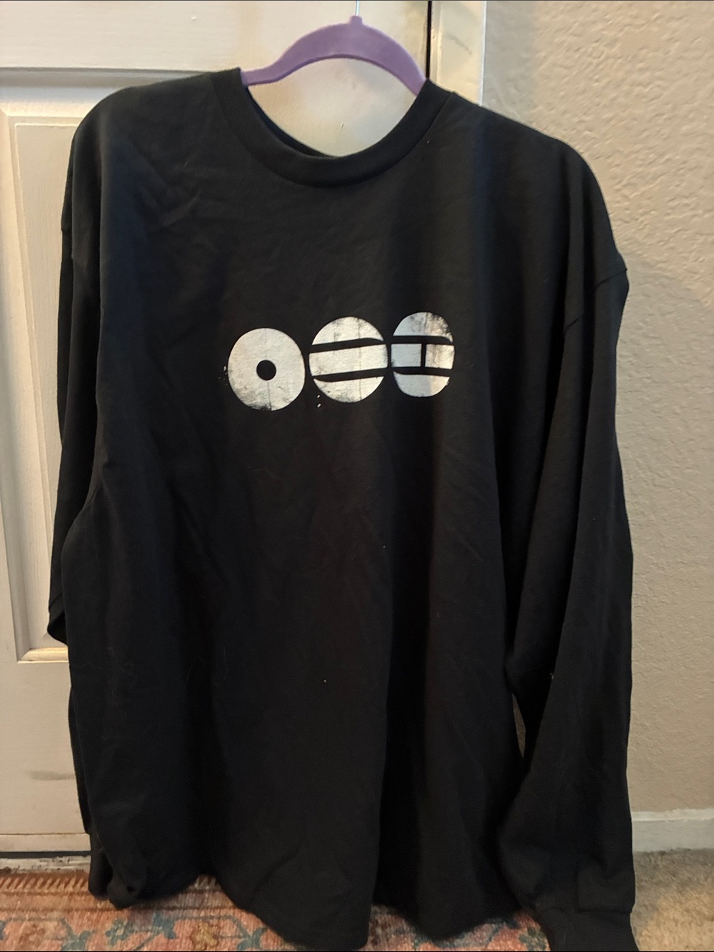 Black Long-Sleeve Men’s Graphic Tee with White Disc Motif